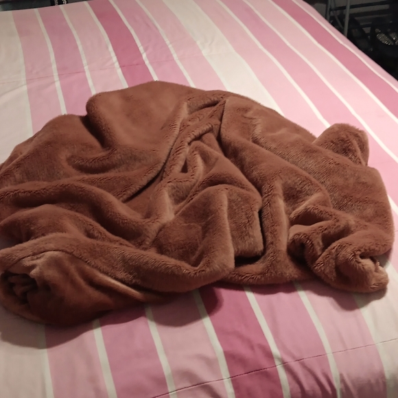 Beautiful Plush Soft Throw Blanket - Picture 6 of 7